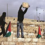 Arabische Jugendliche werfen Steine