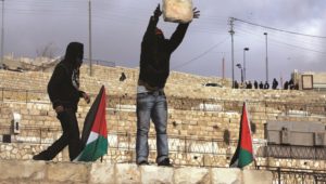Arabische Jugendliche werfen Steine
