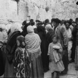 Um 1850: Jüdische Männer und Frauen beten gemeinsam an der Klagemauer in Jerusalem.