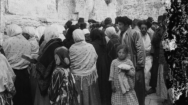 Um 1850: Jüdische Männer und Frauen beten gemeinsam an der Klagemauer in Jerusalem.