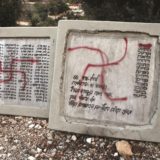 Hakenkreuz auf Monument
