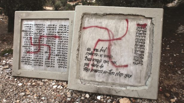Hakenkreuz auf Monument