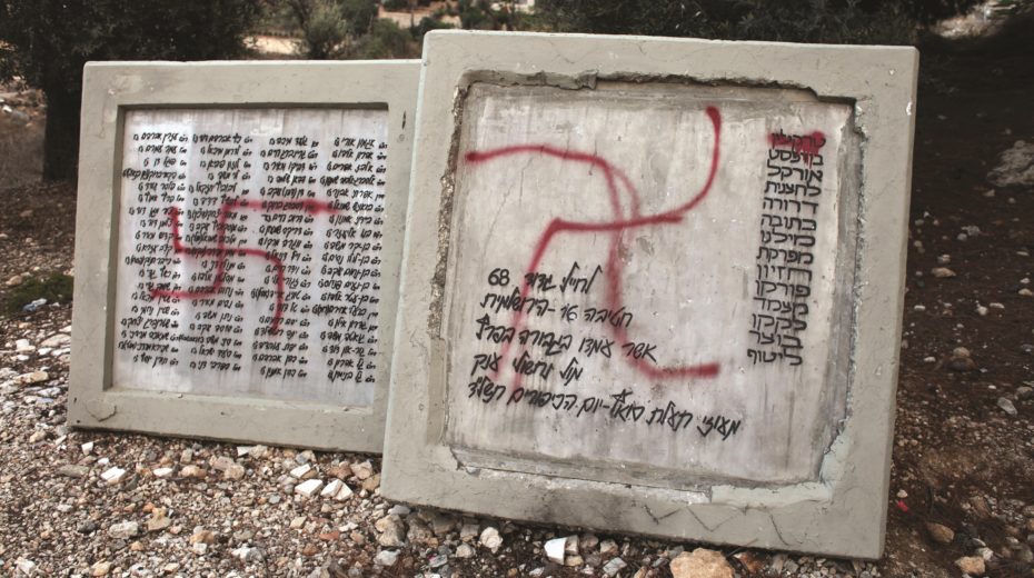 Hakenkreuz auf Monument