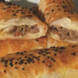„Auberginen-Flöte“ mit Käse und Mangoldblättern