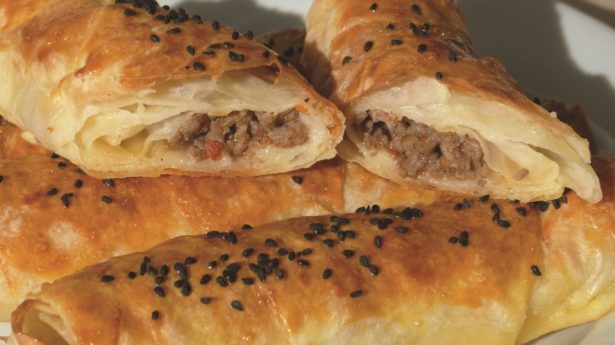 „Auberginen-Flöte“ mit Käse und Mangoldblättern