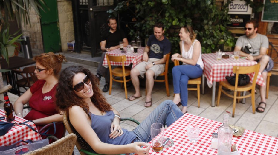 Israelis im Cafe