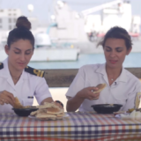 Soldaten essen Hummus