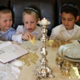 Kinder am Pessach Tisch