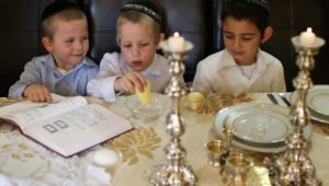 Kinder am Pessach Tisch