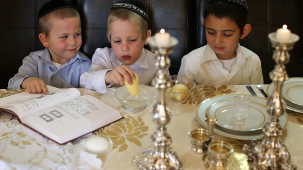 Kinder am Pessach Tisch