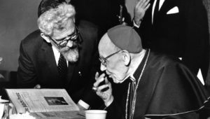 Rabbi Abraham Joshua Heschel (l.) trifft Kardinal Augustine Bea.