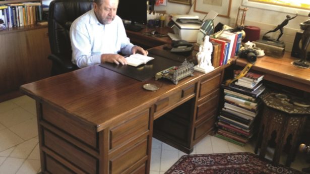 Ludwig Schneider am Schreibtisch