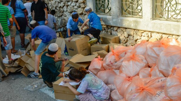 Project ZAKA – Food baskets for disaster victims