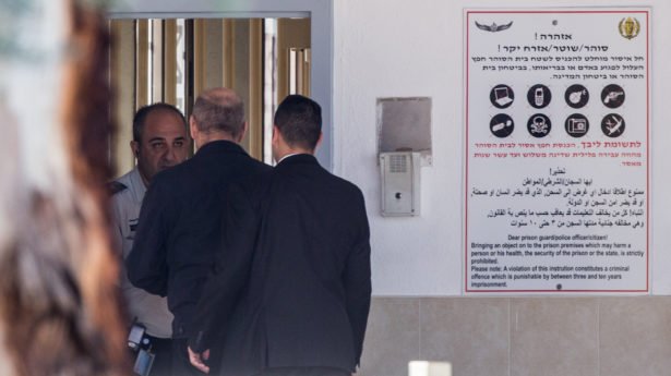 Ehud Olmert beim Antreten seiner Haftstrafe