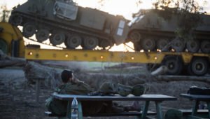 Israelische Soldaten und Panzer