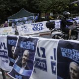 Wahlplakate vor den Wahllokalen