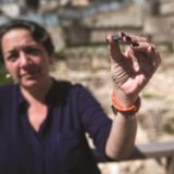 Yana Tchekhanovets zeigt das Siegel der Elihana