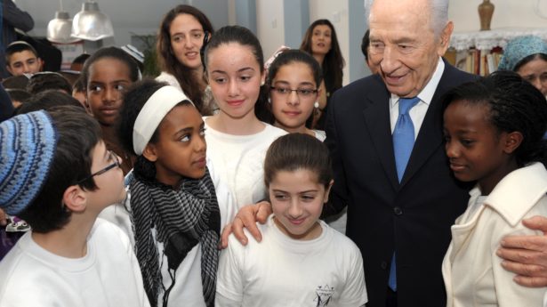 In light of recent manifestations of discrimination directed towards the Ethiopian community, President Shimon Peres visits "Reshit" school in Jerusalem.
Photo: President Peres (2nd on the right) takes a picture with a group of students.
על רקע גילויי האפליה האחרונים המופנים כלפי בני הקהילה האתיופית, נשיא המדינה שמעון פרס מבקר בבית ספר "ראשית" בירושלים.
צילום: הנשיא פרס (שני מימין) מצטלם עם קבוצת תלמידים.