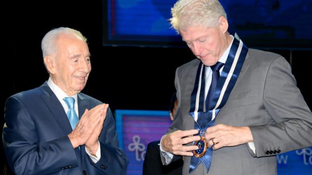 The fifth Israeli Presidential Conference Facing Tomorrow 2013, under the auspices of the President Shimon Peres, at the International Convention Center Jerusalem. In the photo: President Shimon Peres gives Bill Clinton The President’s Award.
ועידת הנשיא החמישית פונים אל המחר 2013, בחסותו של הנשיא שמעון פרס בבנייני האומה בירושלים.
בצילום: הנשיא שמעון פרס מעניק לביל קלינטון את עיטור הנשיא.