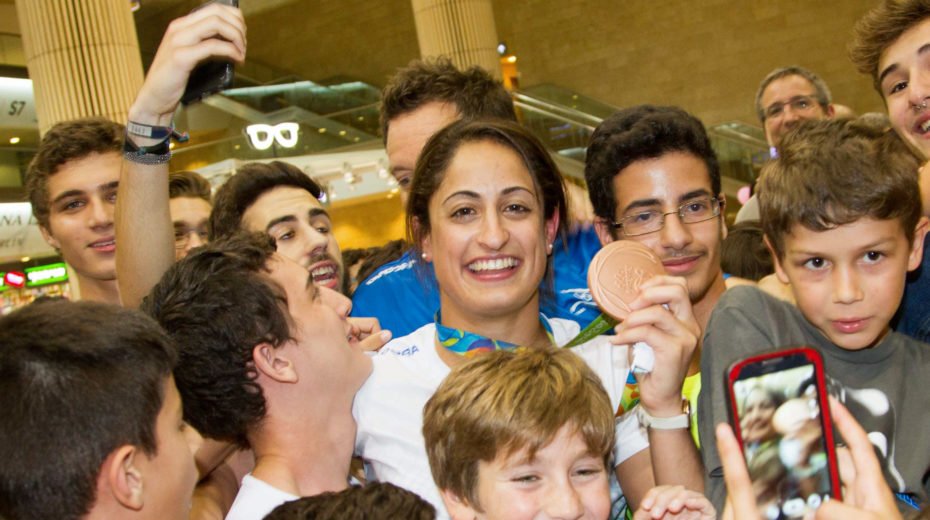 Olympic Champ Donates to Kids