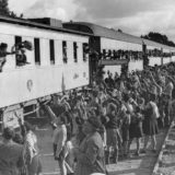 Eine Gruppe von Kindern bei ihrer Ankunft in Rehovot.