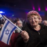 Russische Einwanderin mit israelischer Fahne