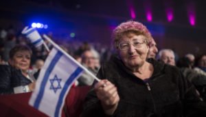 Russische Einwanderin mit israelischer Fahne