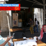 Jude und Araber trinken Kaffee