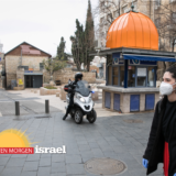Frau mit Maske