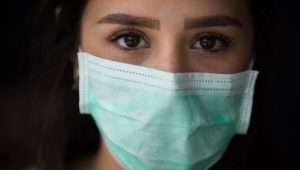 Krankenschwester mit Schutzmaske
