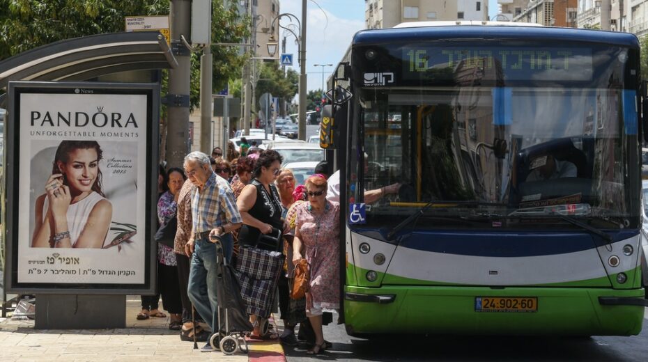 O motorista de ônibus israelense compartilha Jesus com os passageiros.