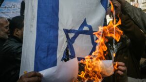 Verbrannte israelische Fahne