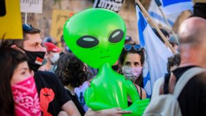 Aliens made an appearance at anti-Netanyahu protests in Jerusalem.