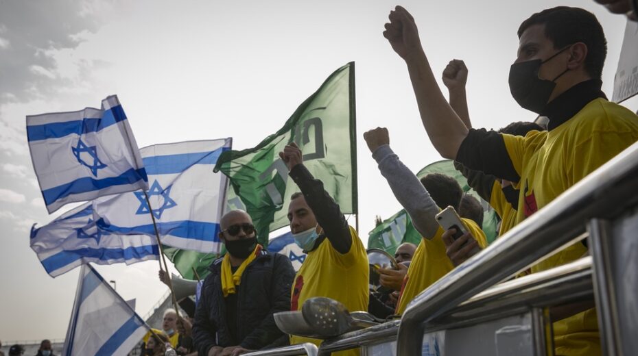 Small Business Owners Turn on Netanyahu Government Restaurant and other small business owners protest outside the Knesset