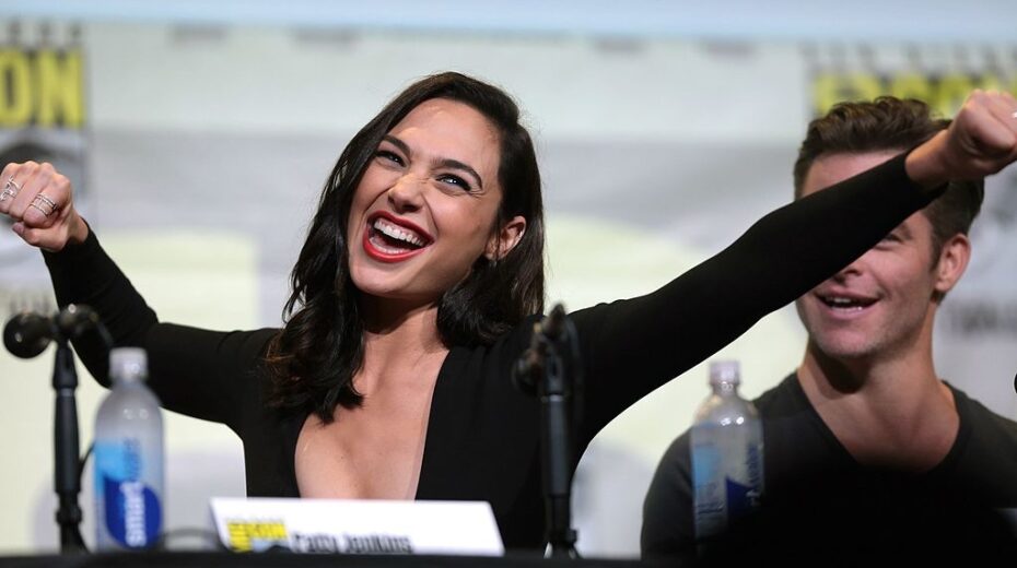 Gal Gadot Lights Up Dubai Skyline Gal Gadot