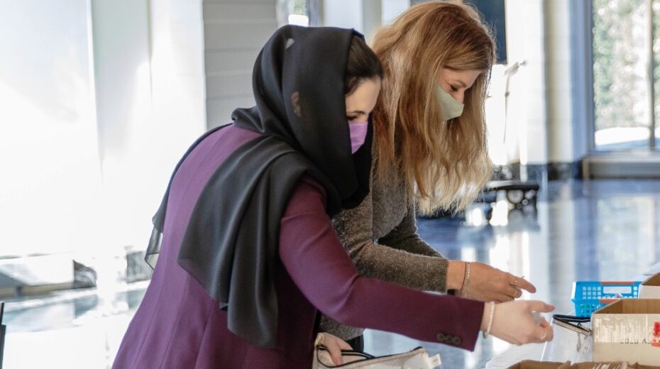 Israelis and Arabs work together to help homeless Americans.