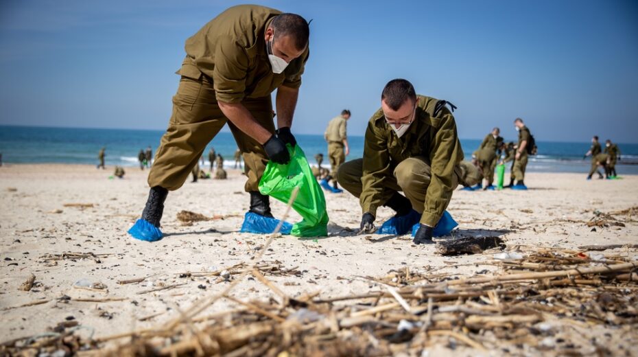 Israelis flock to help clean up ecological disaster.