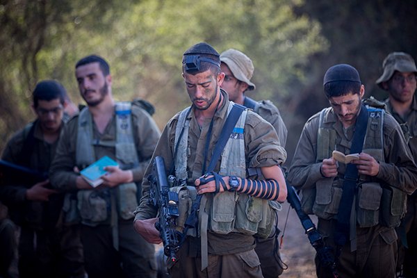 Religious IDF Israeli soldiers pray during a training of the Ultra Orthodox Unit at the Givati Brigade near the Israeli city of Beit Shemesh, September 27, 2017. Photo by Yonatan Sindel/Flash90