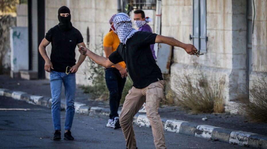 Arabs hurls stones at Jews