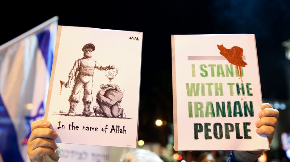 Iranian Dissidents Visit Israel, Speak to IDF Soldiers Israelis stand with the Iranian people.