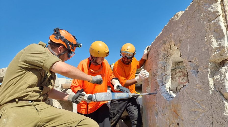 Muslim EMTs train with IDF Homefront Command in earthquake and disaster response.