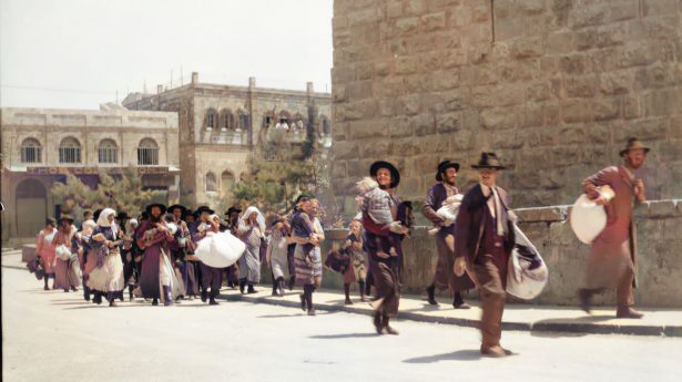 Jewish families escaping the old city during the 1929 riots.
