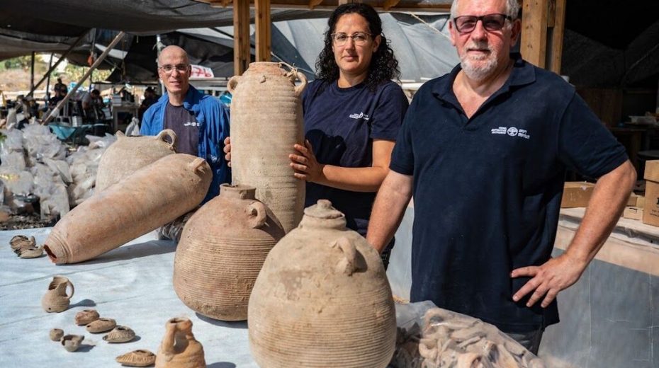 Israeli archeologists present ancient wine jars they uncovered in Yavne