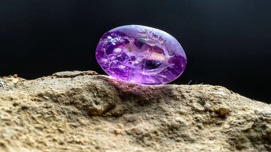 Discovered in Jerusalem: Gem Depicting Balm of Gilead and Incense Burned in Temple