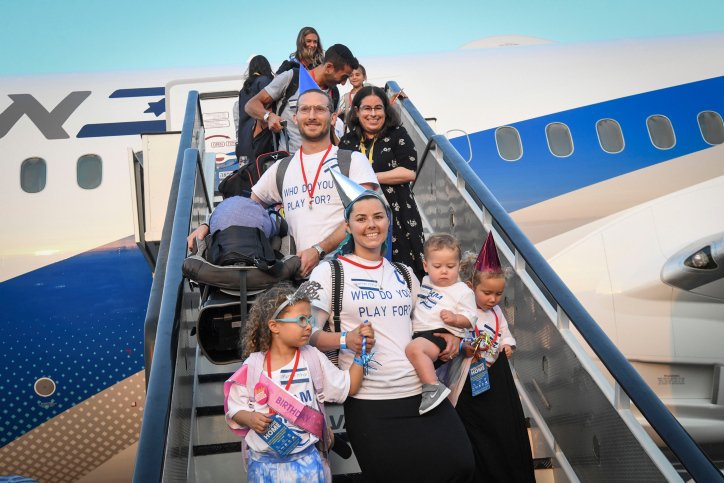 New immigrants from North America arrive on a special "Aliyah Flight."