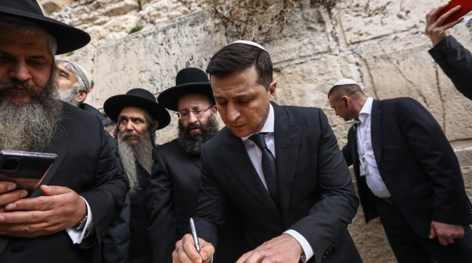 UPDATE: Israel Offers to Mediate Russia-Ukraine Negotiations Ukraine President Volodymyr Zelensky, who is Jewish, at the Western Wall in January 2020. Zelensky the Holy City to host ceasefire negotiations between Ukraine and Russia. 