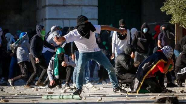 Muslim “worshippers” hurl stones at Israeli.