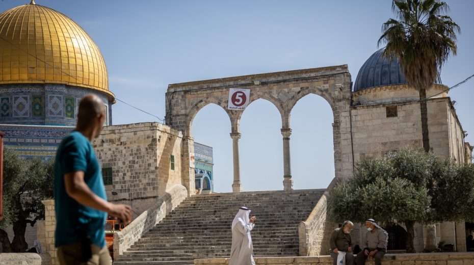 Jewish Youth Pray at Temple Mount, and Judge Rules in Their Favor Jerusalem's Temple Mount. The one place Israel doesn't permit freedom of religion, because otherwise Muslims will throw a tantrum.