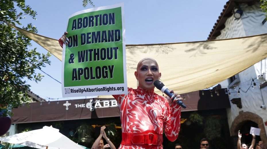 Protests in the US against the Supreme Court overturning Roe v Wade.