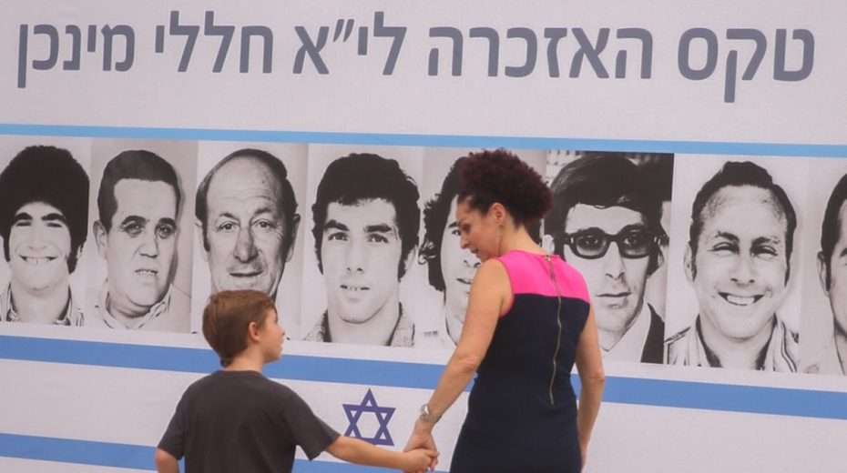 Israelis nehmen an einer Gedenkveranstaltung für die von palästinensischen Terroristen bei den Olympischen Spielen 1972 in München ermordeten Sportler teil.